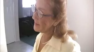 කළු හිසකෙස් ඇති මෘගයා නැමී හා කුකුළා