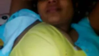 පාසල් සිසුවිය තම අත් සමග ඇගේ පුසුඹ stroked හා හොඳින් අවසන්