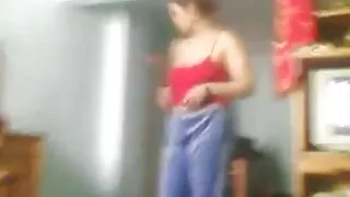 රෝස පැහැ පටි සහිත ගැහැණු ළමයෙක් ශිෂේණය ඍජු