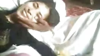 දරාගත නොහැකි, උඩුකය නිරුවතින් ගැහැණු ළමයි