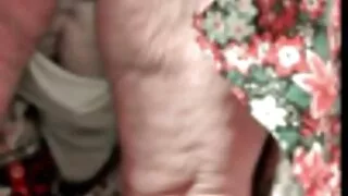 පැරණි granny නොසැලකිලිමත්ව රූපගත කළුවර තුලින් ලිංගික ආශ්වාදයක් කිරීමට