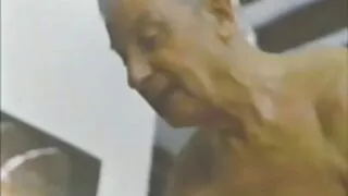 කාමරයේ දී ඇණ සමග සිටගෙන අසභ්ය දැරිය රෙද්ද