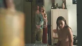 තෙල් සහිත දැරිය පස්ස කළු කුකුළා ගනී