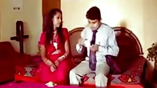 පොම්ප මිනිසා ඇඳ මත හුරුබුහුටි ඇතුළු