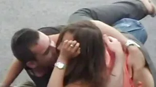 නිර්භීත brunette masturbates ගනී, සහ එය ඇගේ මුවින්