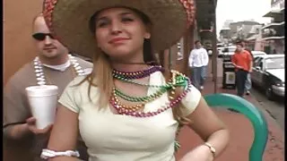 ලස්සන කෙල්ලෙක් මිනිහා සිහින් කුකුළා