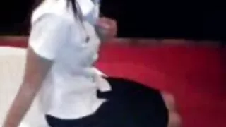 තරුණ පෙනුම ඇඳ මත පැරණි අම්මා