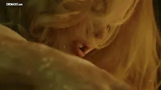 Se bionda blonde gives a blood to two men at one time