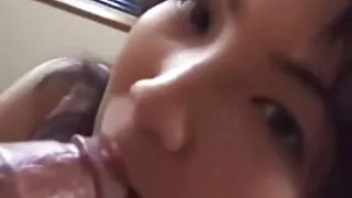 පරිනත කාන්තාවක් ෂවර් ඇගේ පයි දී