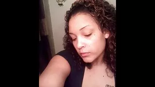 බිම ඉතා පැහැපත් brunette