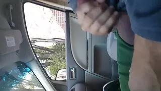 ආශාව දැඩි පීඩනය යටතේ, ඔහු තම අත් සමග cunt ඉරා