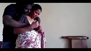 දෙකම උද්යෝගය කිරීමට පූසෙක් මත කුකුළා
