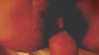 කළු-හිසකෙස් සහිත පෙට්ටි ඕවට අහුවෙනවා