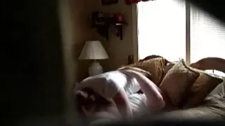 පළපුරුදු කාන්තාවක් ඇගේ අත් සමග orgasm කිරීමට කුකුළා ගෙන